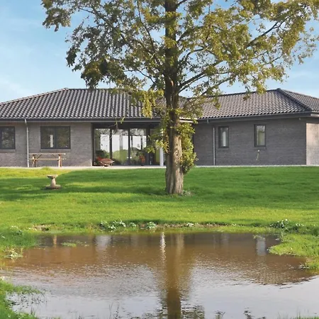 Four-bedroom In Hébergement de vacances Hesselager